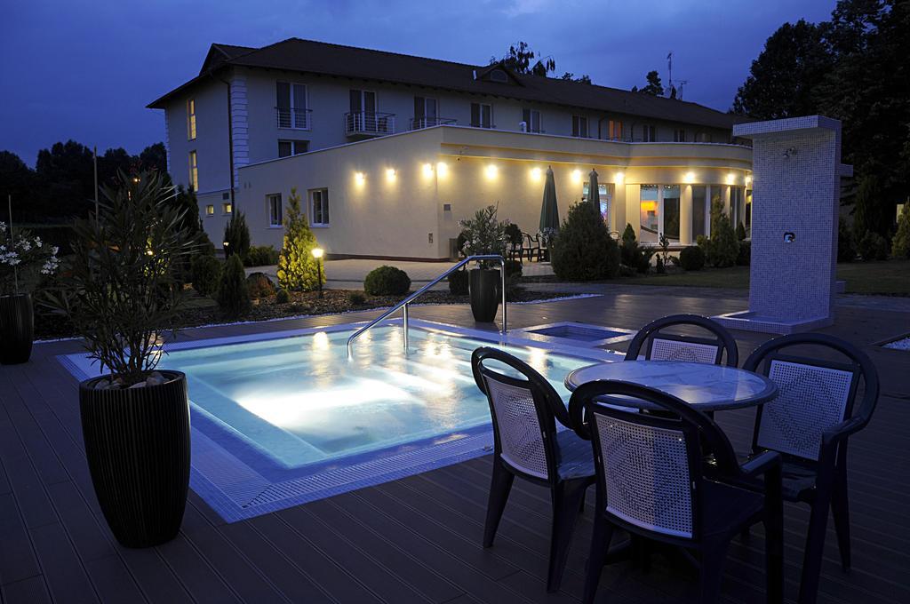 Garden Hotel Wellness Es Konferencia Szolnok Exteriör bild