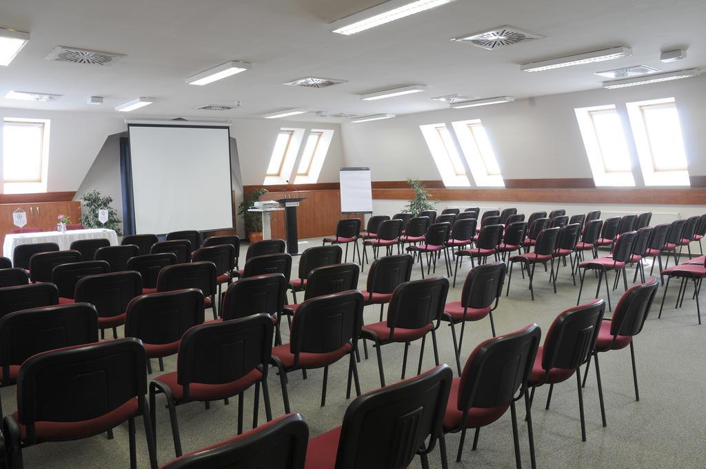 Garden Hotel Wellness Es Konferencia Szolnok Exteriör bild