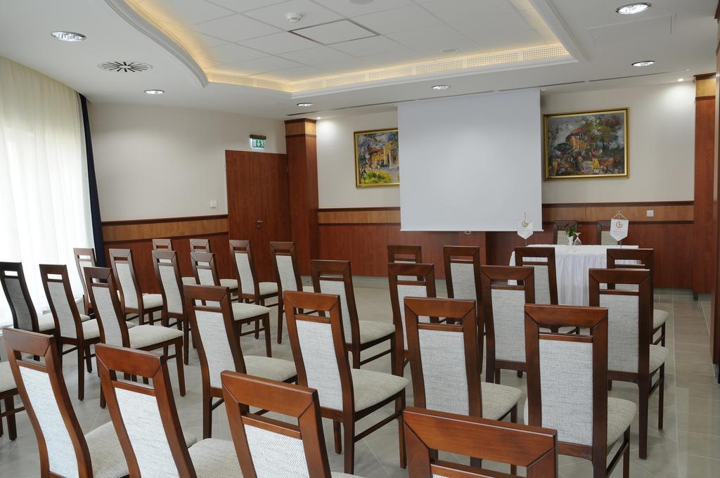 Garden Hotel Wellness Es Konferencia Szolnok Exteriör bild