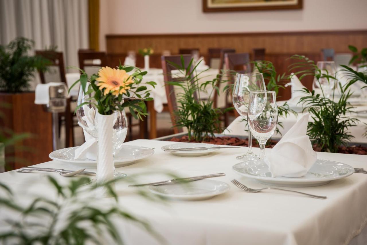 Garden Hotel Wellness Es Konferencia Szolnok Exteriör bild
